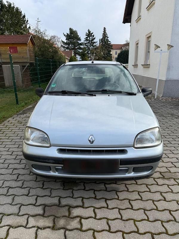 Gebraucht Renault Clio 58 PS (42 kW) 1996 Silber Kleinwagen