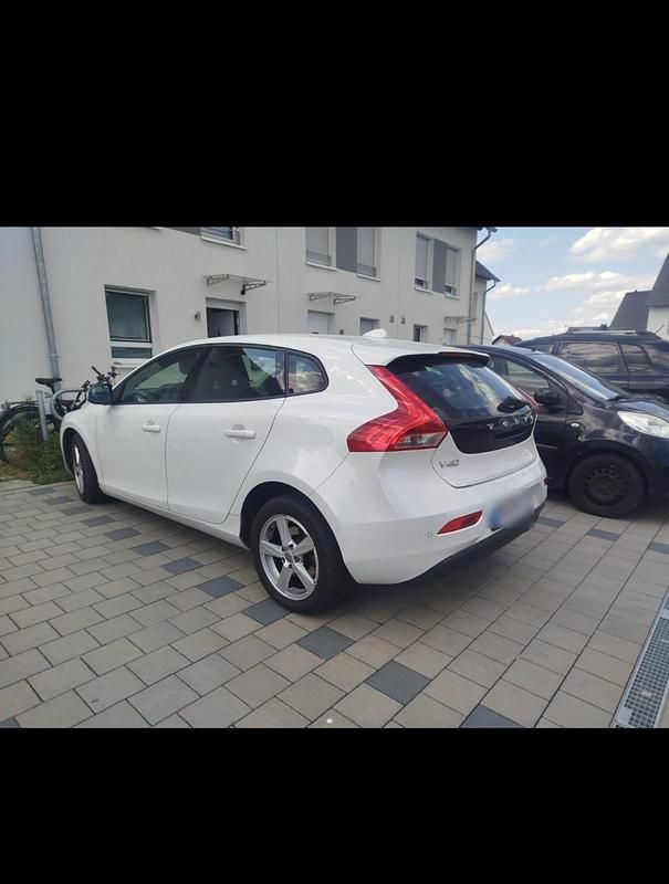 Weiß Gebraucht 2018 Volvo V40 Kombi | 14.600 € (Fairer Preis) - Bild 1/4
