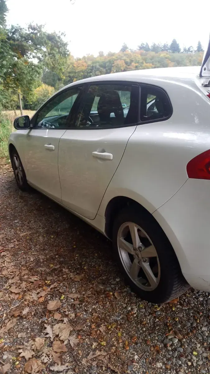 Gebraucht Volvo V40 120 PS (88 kW) 2018 Weiß Kombi