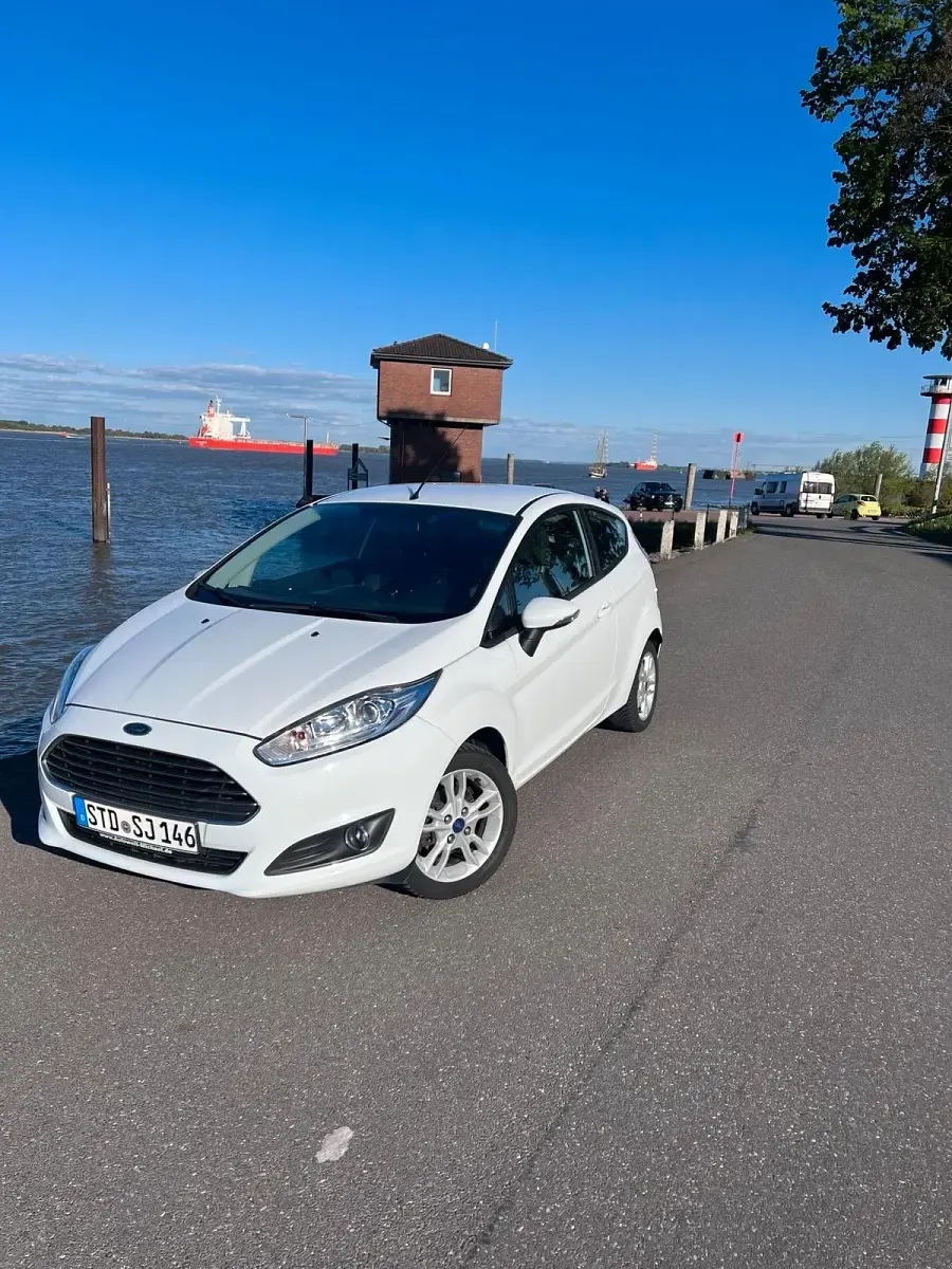 Gebraucht Ford Fiesta 60 PS (44 kW) 2015 Weiß Kleinwagen