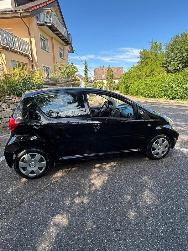 Grün Gebraucht 2009 Toyota Aygo Kleinwagen | 2.399 € (Teuer) - Bild 1/4