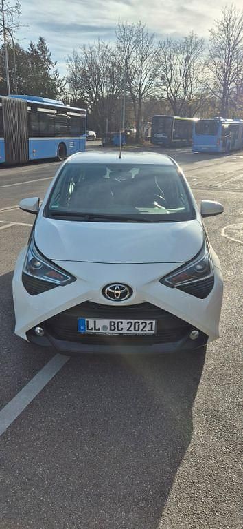 Weiß Gebraucht 2018 Toyota Aygo Connect Style Kleinwagen | 7.900 € (Fairer Preis) - Bild 1/4