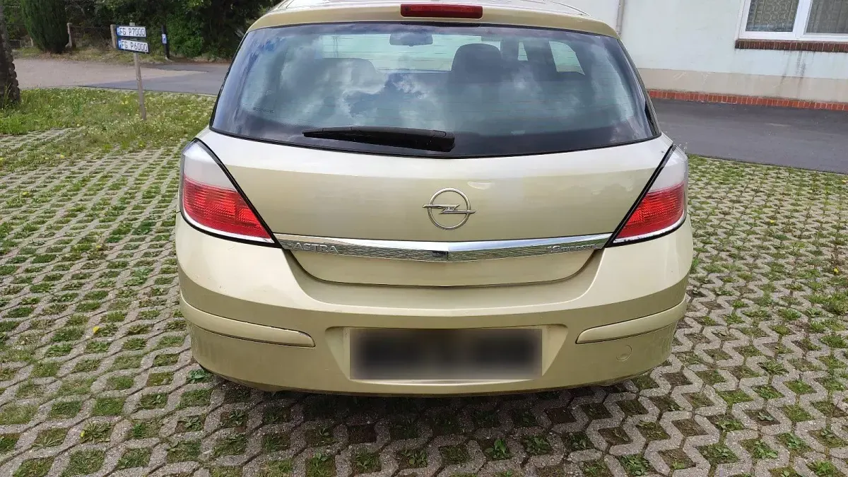 Używany Opel Astra 105 KM (77 kW) 2004 Żółty Sedan/Limuzyna