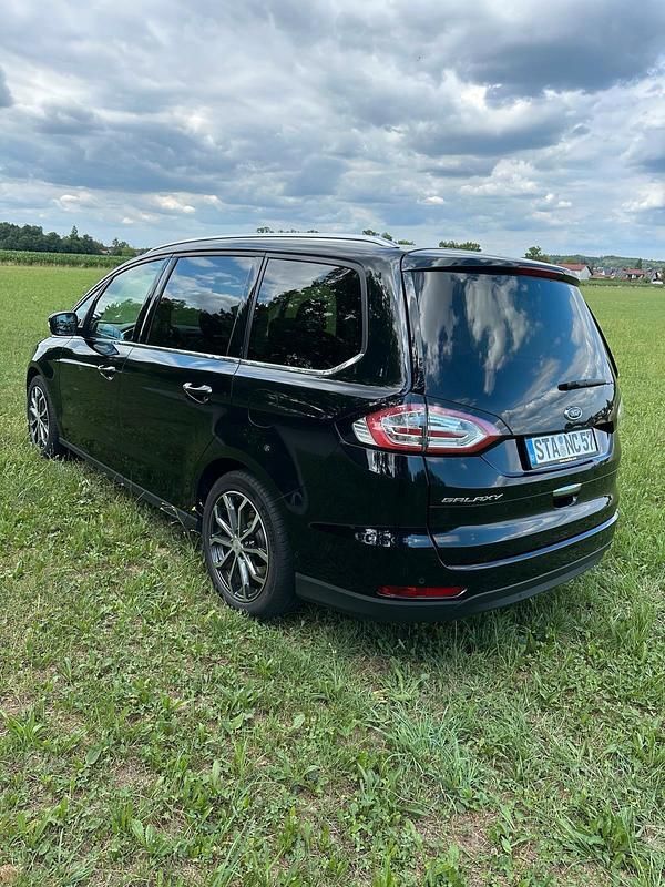Schwarz Gebraucht 2017 Ford Galaxy Titanium Van / Kleinbus | 19.999 € (Guter Preis) - Bild 1/4