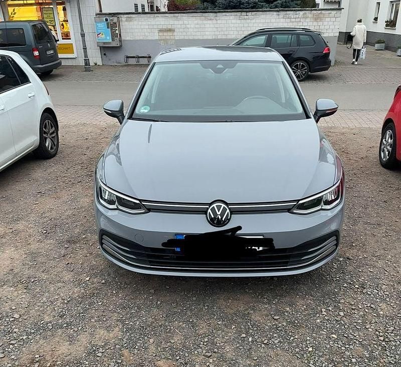 Grau Gebraucht 2024 VW Golf VIII Move Limousine | 21.590 € (Superpreis) - Bild 1/3