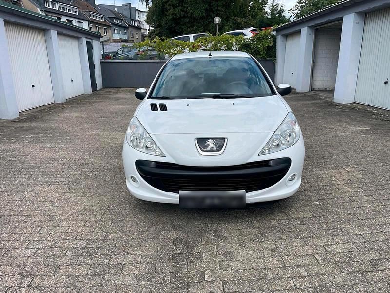 Gebraucht Peugeot 206 60 PS (44 kW) 2011 Weiß Kleinwagen