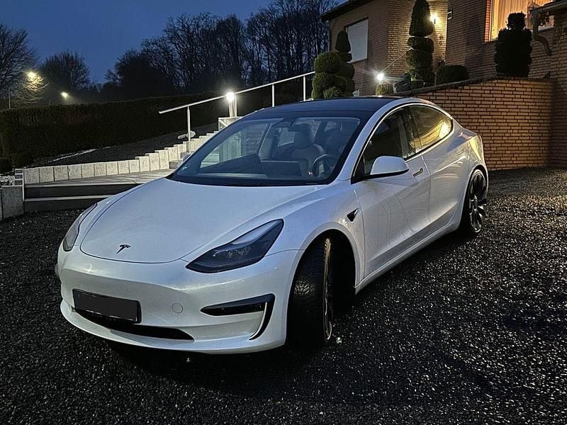 Weiß Gebraucht 2022 Tesla Model 3 Performance Limousine | 31.499 € (Guter Preis) - Bild 1/4