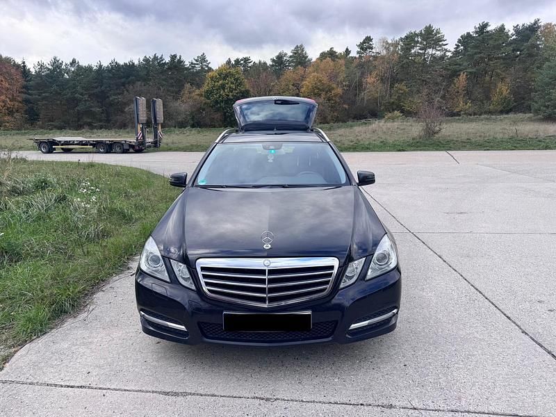 Schwarz Gebraucht 2012 Mercedes E220 Avantgarde Kombi | 12.500 € (Fairer Preis) - Bild 1/4