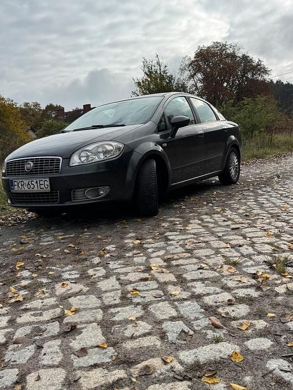 Grau Gebraucht 2009 Fiat Linea Limousine | 1.599 € (Guter Preis) - Bild 1/4