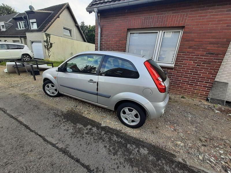 Gebraucht Ford Fiesta 80 PS (58 kW) 2007 Silber Kleinwagen