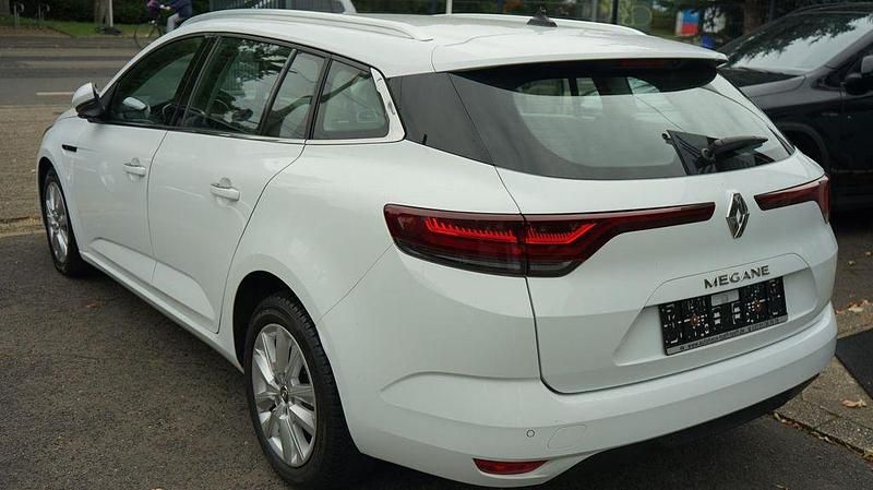 Gebraucht Renault Mégane IV Zen 116 PS (85 kW) 2021 Silber Limousine