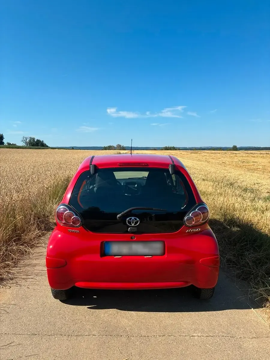 Gebraucht Toyota Aygo 68 PS (50 kW) 2010 Rot Kleinwagen