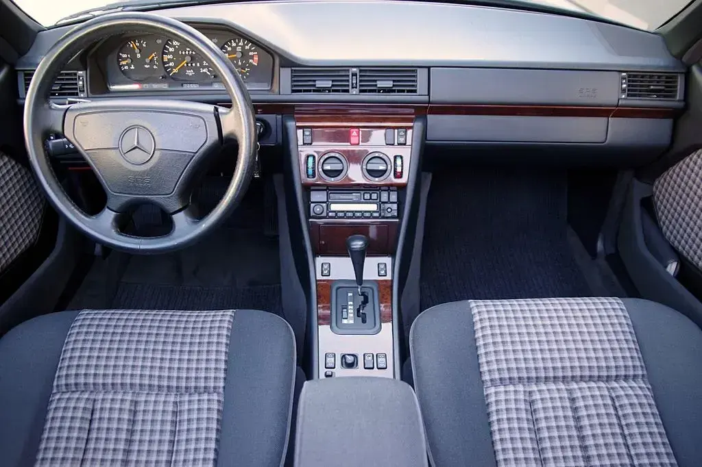 Gebraucht Mercedes E200 136 PS (100 kW) 1996 Smaragdschwarz (metallic) Cabrio