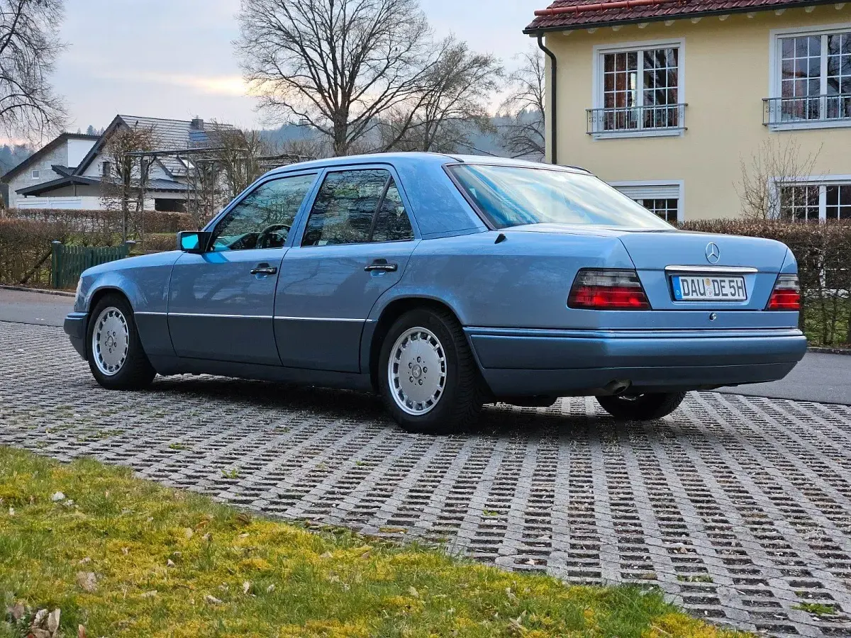 Gebraucht Mercedes E220 150 PS (110 kW) 1993 Blau Limousine