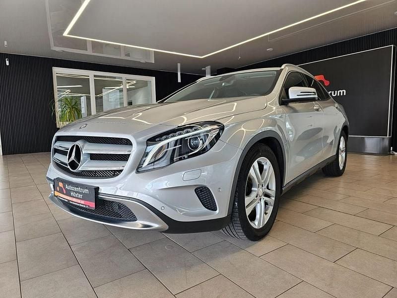 Silber Gebraucht 2016 Mercedes GLA200 Urban SUV | 19.490 € (Fairer Preis) - Bild 1/4