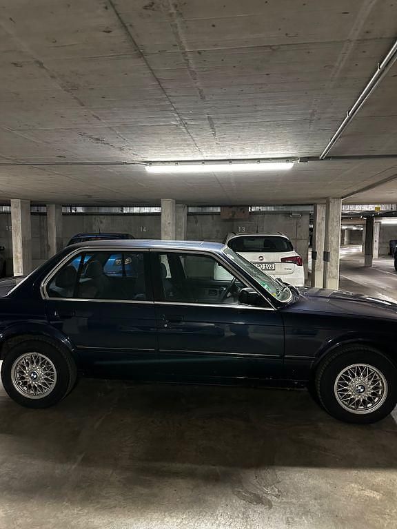 Gebraucht BMW 325 122 PS (89 kW) 1986 Blau Limousine