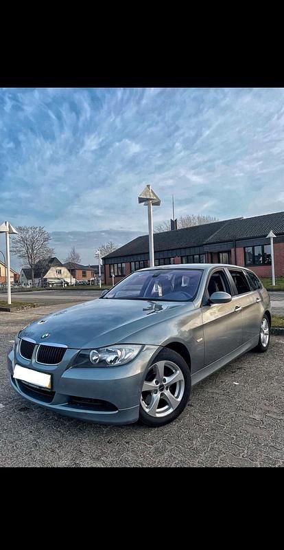 Gebraucht BMW 320 150 PS (110 kW) 2007 Grau Kombi