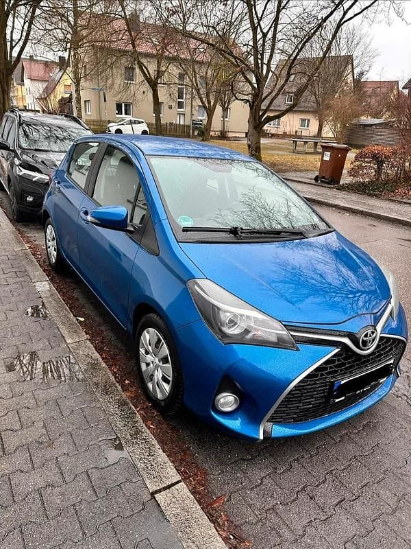 Gebraucht Toyota Yaris 99 PS (72 kW) 2015 Blau Kleinwagen