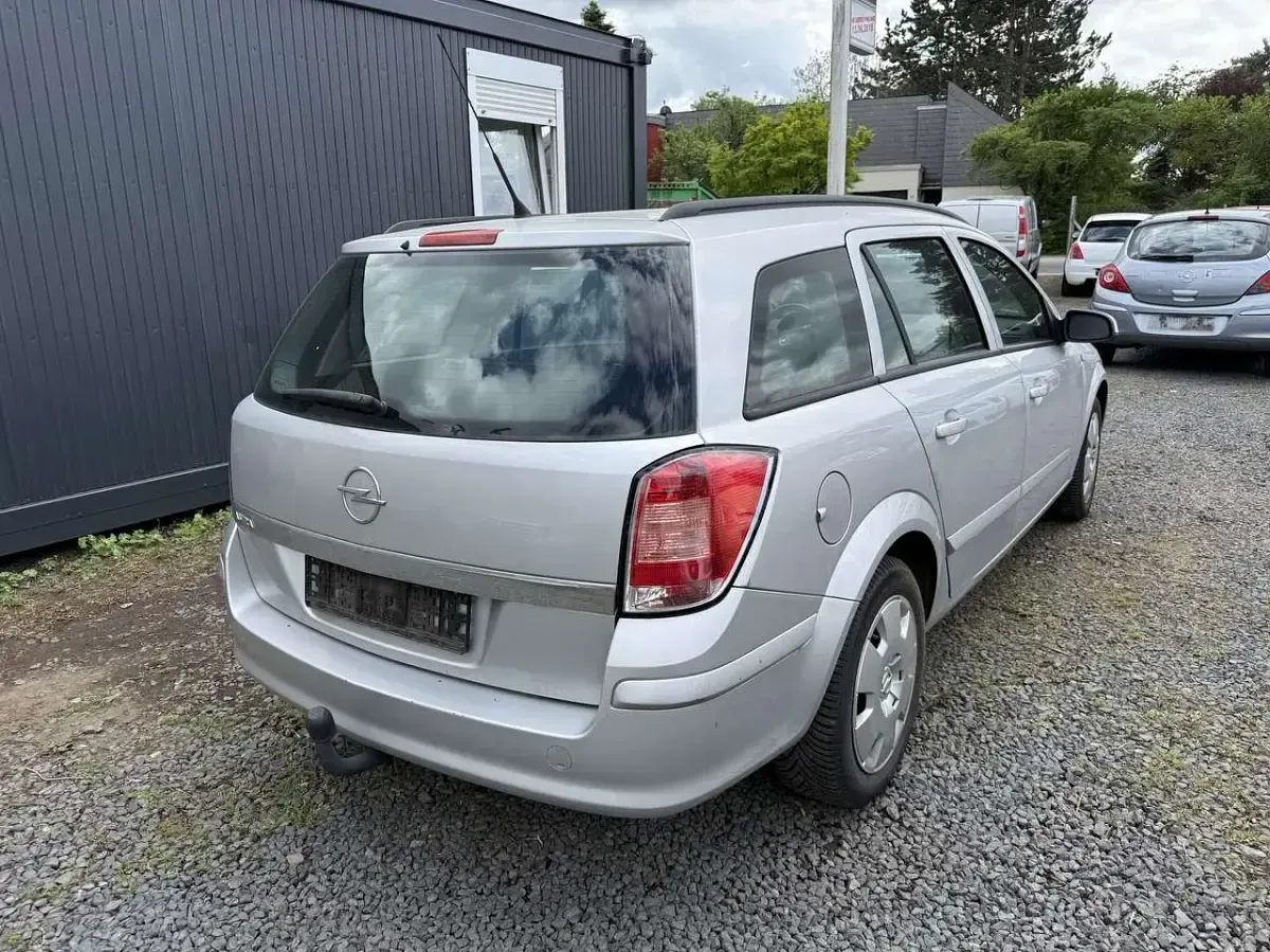Usata Opel Astra Edition 90 CV (66 kW) 2006 Argento Station wagon