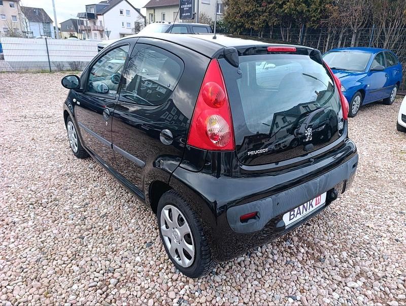 Gebraucht Peugeot 107 68 PS (50 kW) 2010 Schwarz Kleinwagen