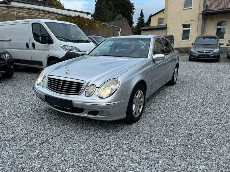Silber Gebraucht 2004 Mercedes E200 Limousine | 3.800 € (Superpreis) - Bild 1/4