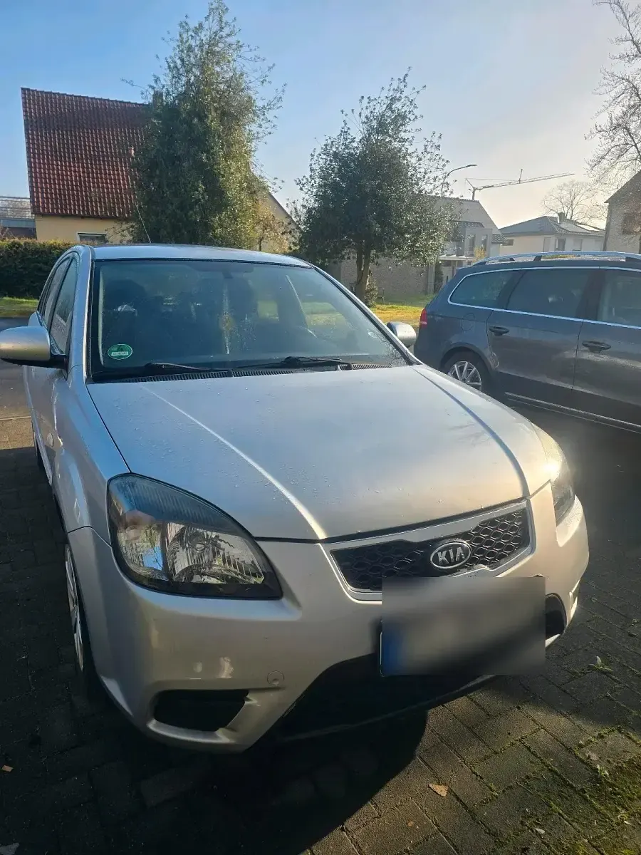 Usata Kia Rio 97 CV (71 kW) 2009 Argento Berlina