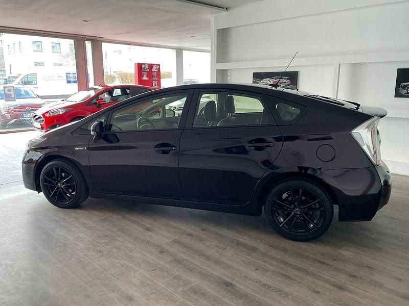 Gebraucht Toyota Prius Executive 99 PS (72 kW) 2015 Rot Limousine