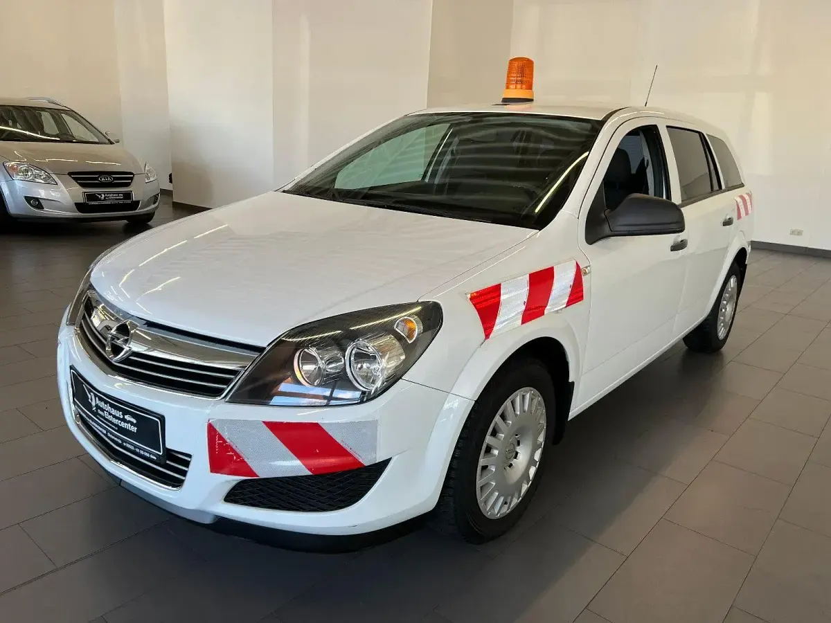 Używany Opel Astra Selection 90 KM (66 kW) 2010 Biały Kombi