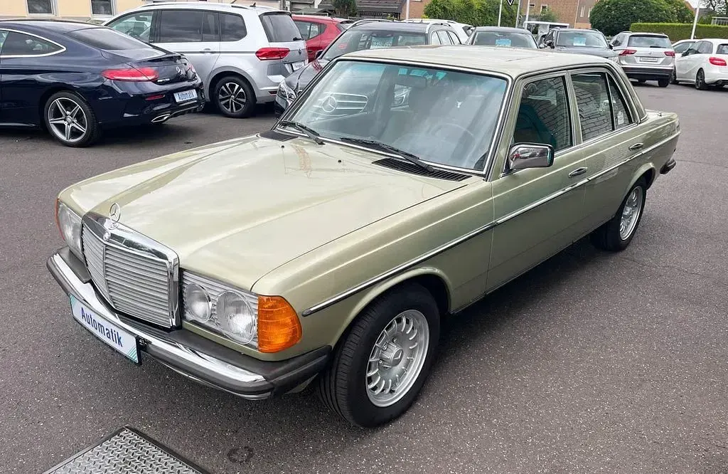 Gebraucht Mercedes E230 136 PS (100 kW) 1982 Grün Limousine