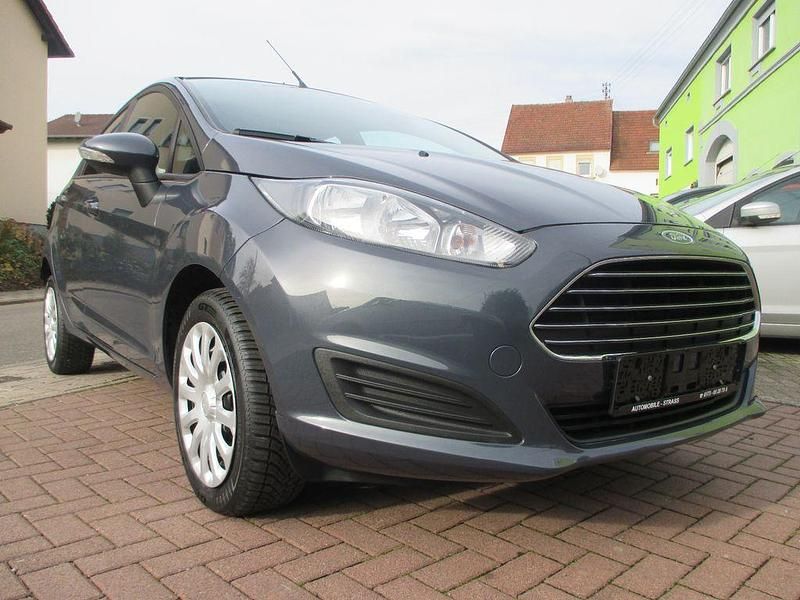 Grau Gebraucht 2013 Ford Fiesta Limousine | 5.900 € (Etwas zu teuer) - Bild 1/4