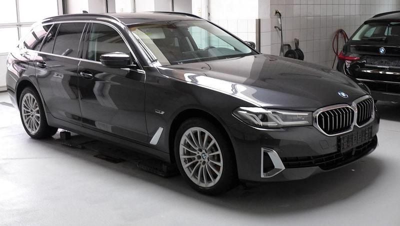 Sophistograu Gebraucht 2022 BMW 530e Luxury Line Kombi | 28.790 € (Guter Preis) - Bild 1/4