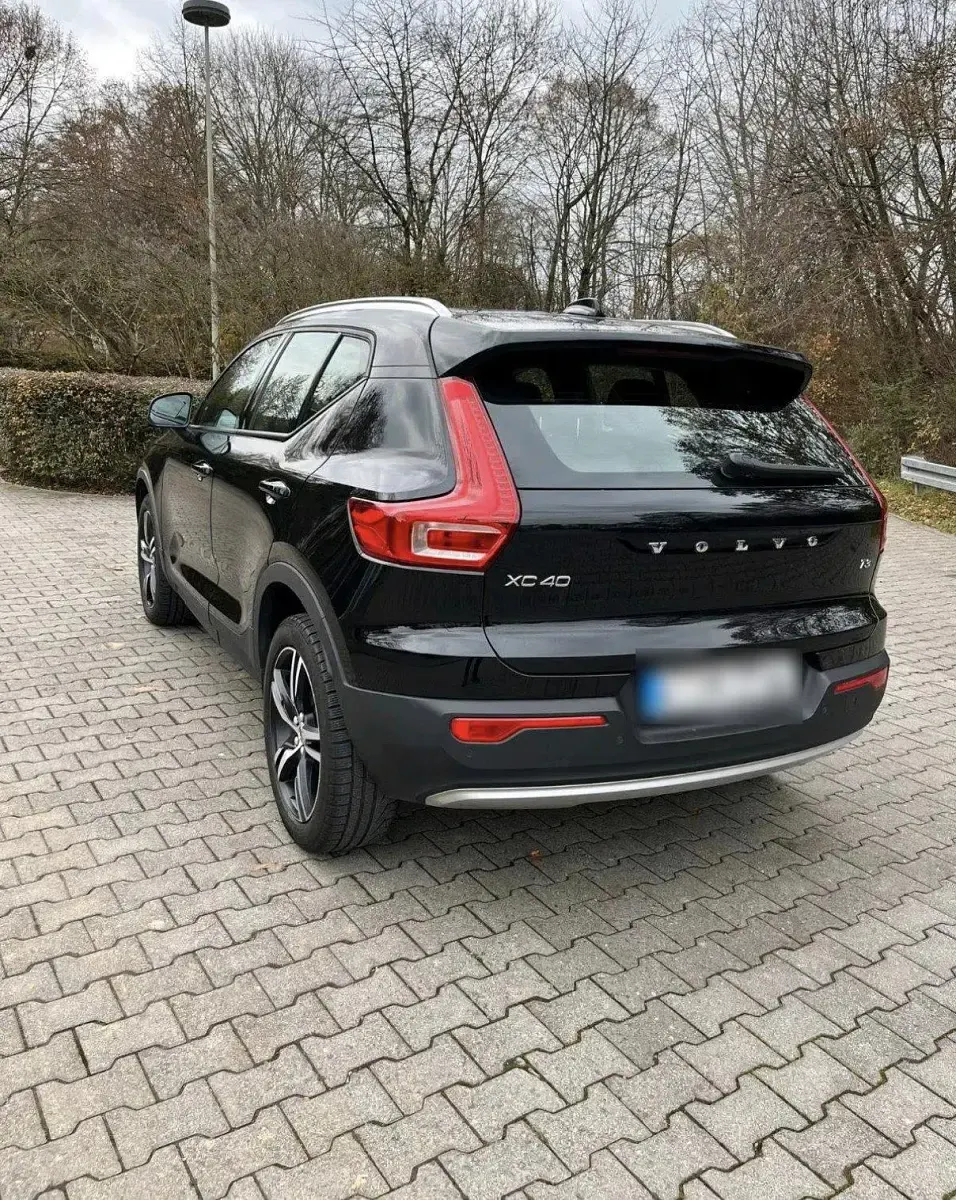 Gebraucht Volvo XC40 Momentum 163 PS (119 kW) 2021 Schwarz SUV