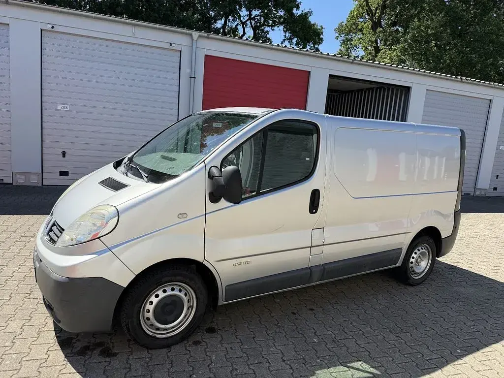 Gebraucht Renault Trafic 114 PS (83 kW) 2008 Silber Van / Kleinbus