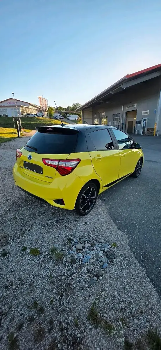Gebraucht Toyota Yaris Hybrid Style 73 PS (53 kW) 2017 Gelb Kleinwagen