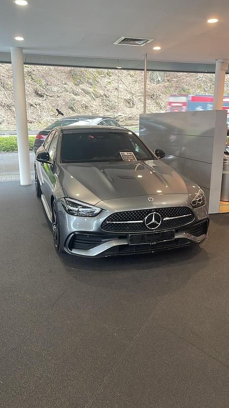 Grau Gebraucht 2022 Mercedes C200 AMG line Limousine | 37.900 € - Bild 1/4