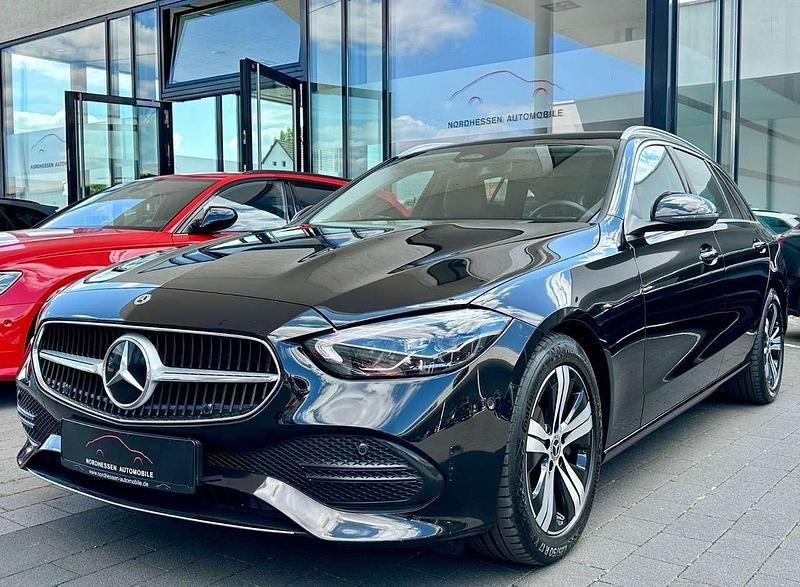 Obsidianschwarz metallic Gebraucht 2022 Mercedes C300 Avantgarde Kombi | 32.890 € (Guter Preis) - Bild 1/4