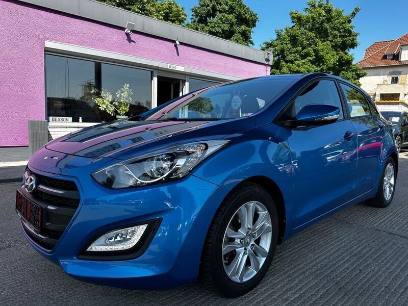Blau Gebraucht 2016 Hyundai i30 Trend Limousine | 10.990 € (Fairer Preis) - Bild 1/4