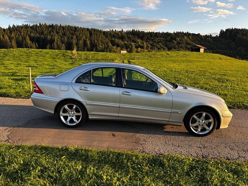Silber Gebraucht 2005 Mercedes C200 Sport Edition Limousine | 4.000 € (Fairer Preis) - Bild 1/4