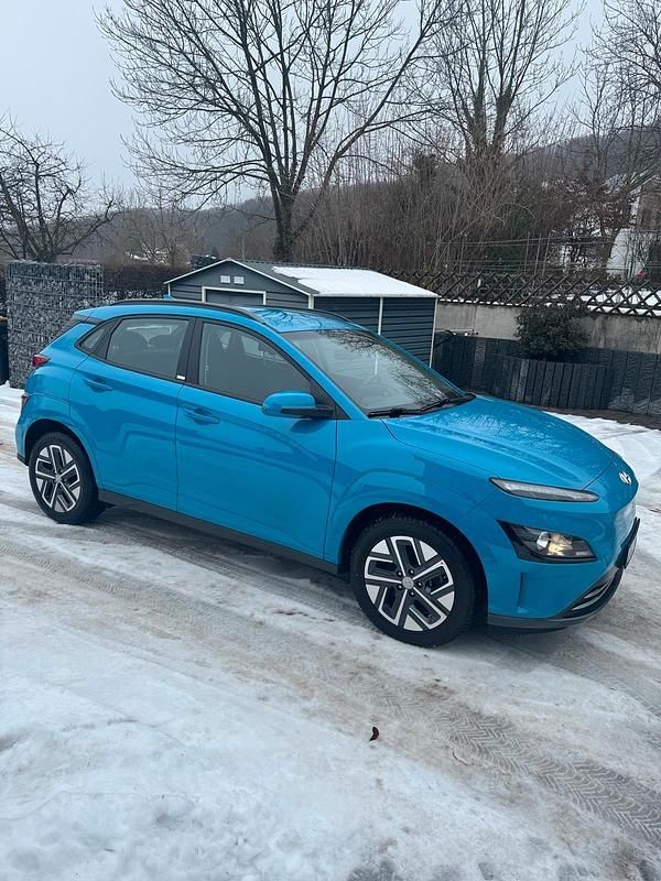 Gebraucht Hyundai Kona 100 kW (136 PS) 2021 Blau SUV
