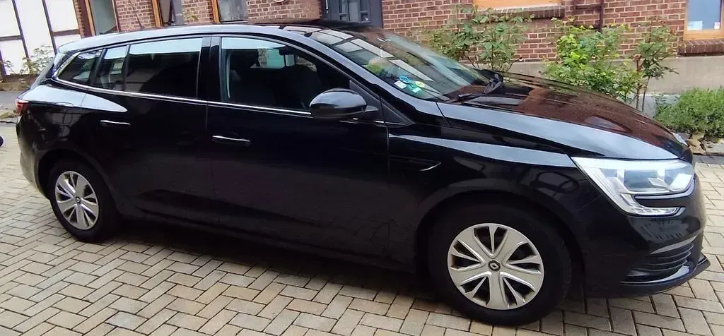 Używany Renault Mégane Life 101 KM (74 kW) 2017 Czarny Sedan/Limuzyna