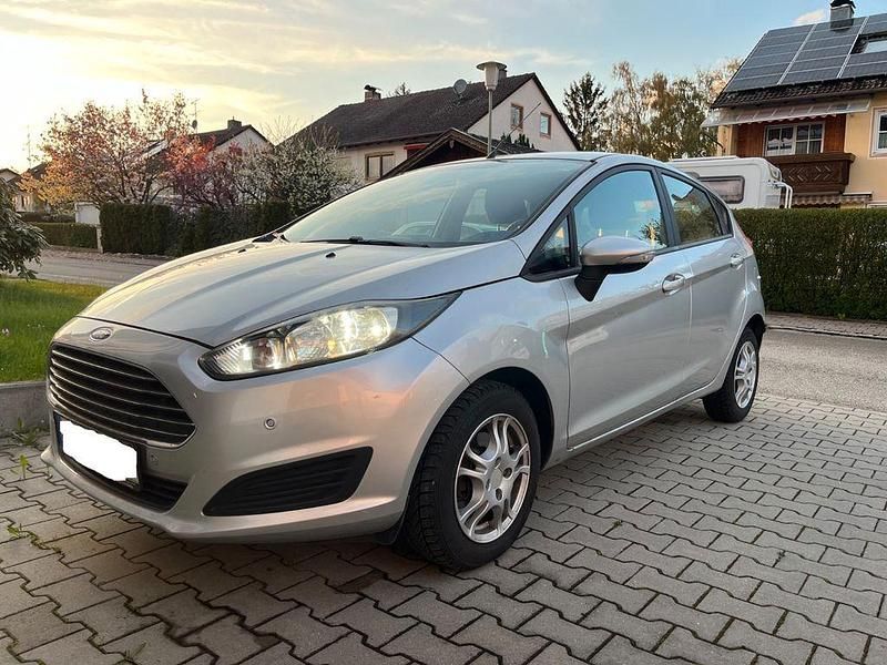 Używany Ford Fiesta SYNC Edition 101 KM (74 kW) 2014 Srebrny Hatchback