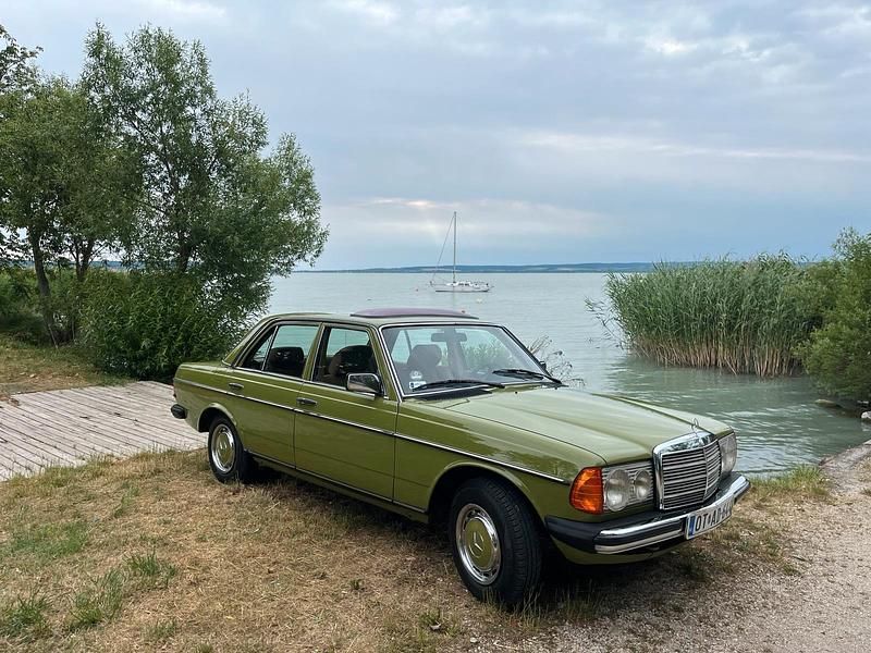 Grün Gebraucht 1979 Mercedes 230 Limousine | 16.900 € - Bild 1/4