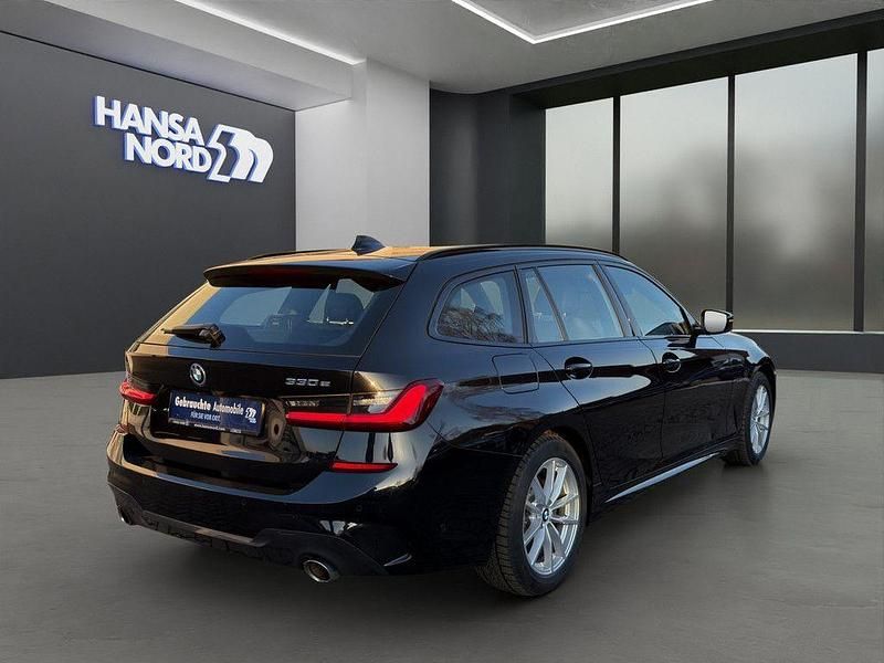 Gebraucht BMW 330e M Sport 252 PS (185 kW) 2021 Schwarz / saphirschwarz (metallic) Kombi