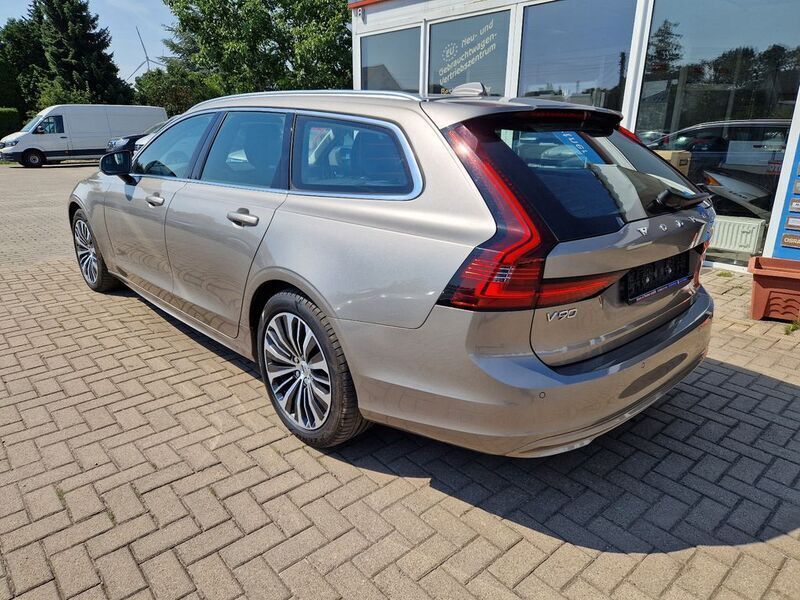 Gebraucht Volvo V90 Momentum 197 PS (144 kW) 2022 Pebble grey / metallic (metallic) Kombi
