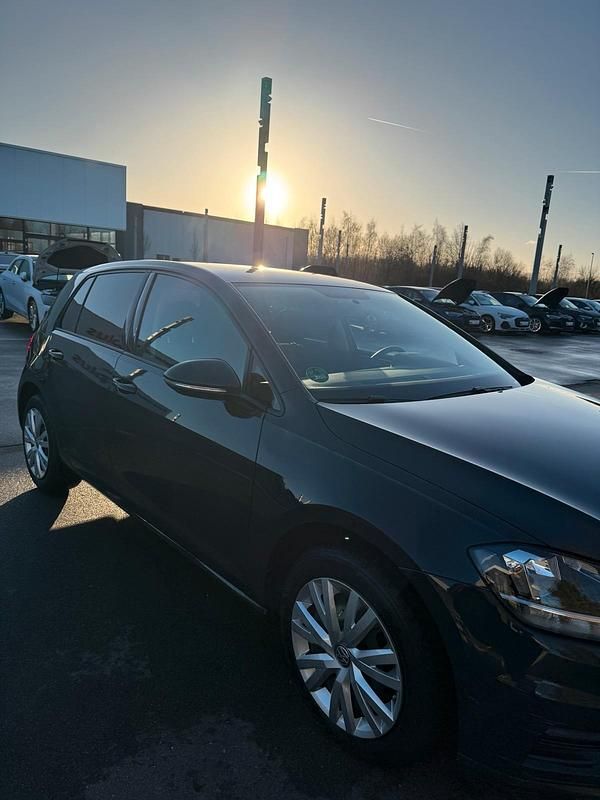 Grau Gebraucht 2018 VW Golf VII Kleinwagen | 9.800 € (Guter Preis) - Bild 1/4