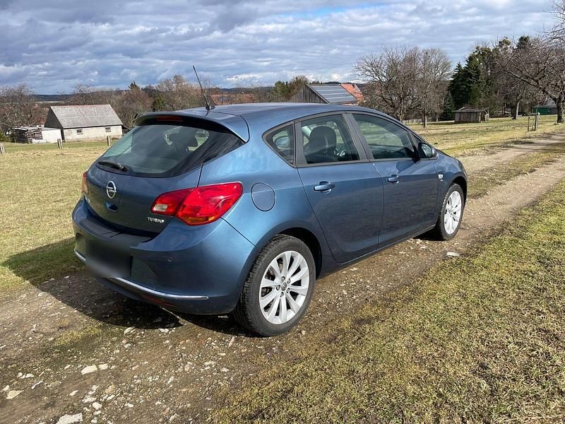 Usata Opel Astra Active 140 CV (102 kW) 2013 Blu Berlina