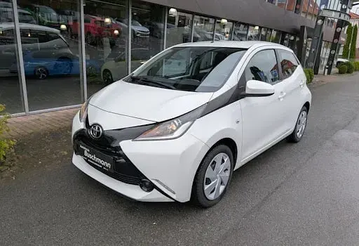 Gebraucht Toyota Aygo X-play 69 PS (50 kW) 2018 Weiß Kleinwagen