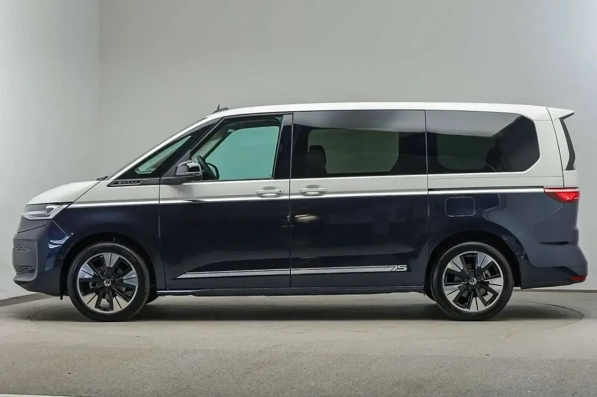 Neu VW Multivan Life 150 PS (110 kW) 2026 Candyweiß/ starlight blue met Van / Kleinbus