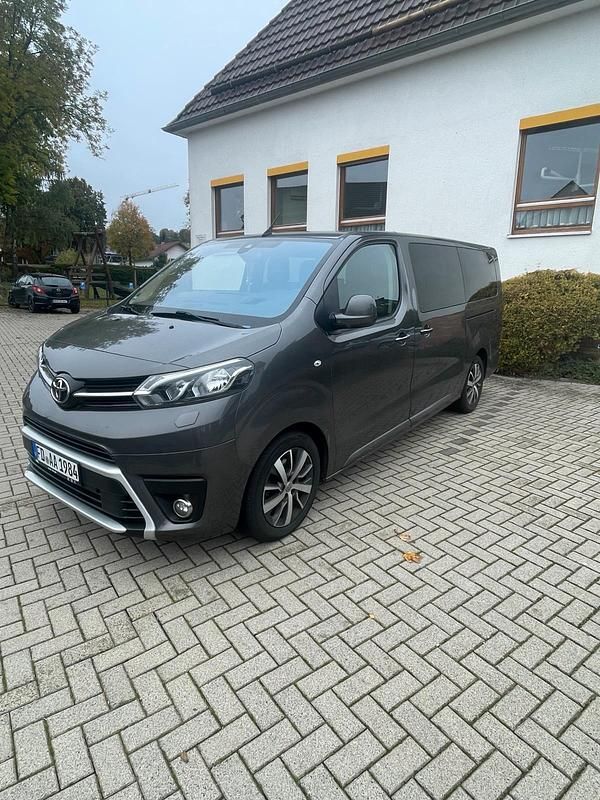 Grau Gebraucht 2021 Toyota Proace Verso Kombi | 29.000 € (Guter Preis) - Bild 1/4