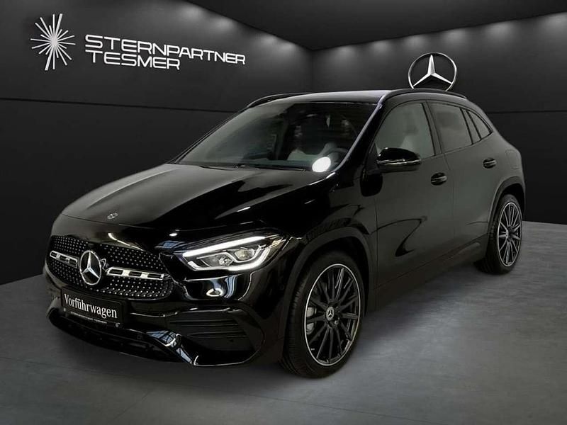 Nachtschwarz Gebraucht 2022 Mercedes GLA200 AMG SUV | 39.770 € (Teuer) - Bild 1/3